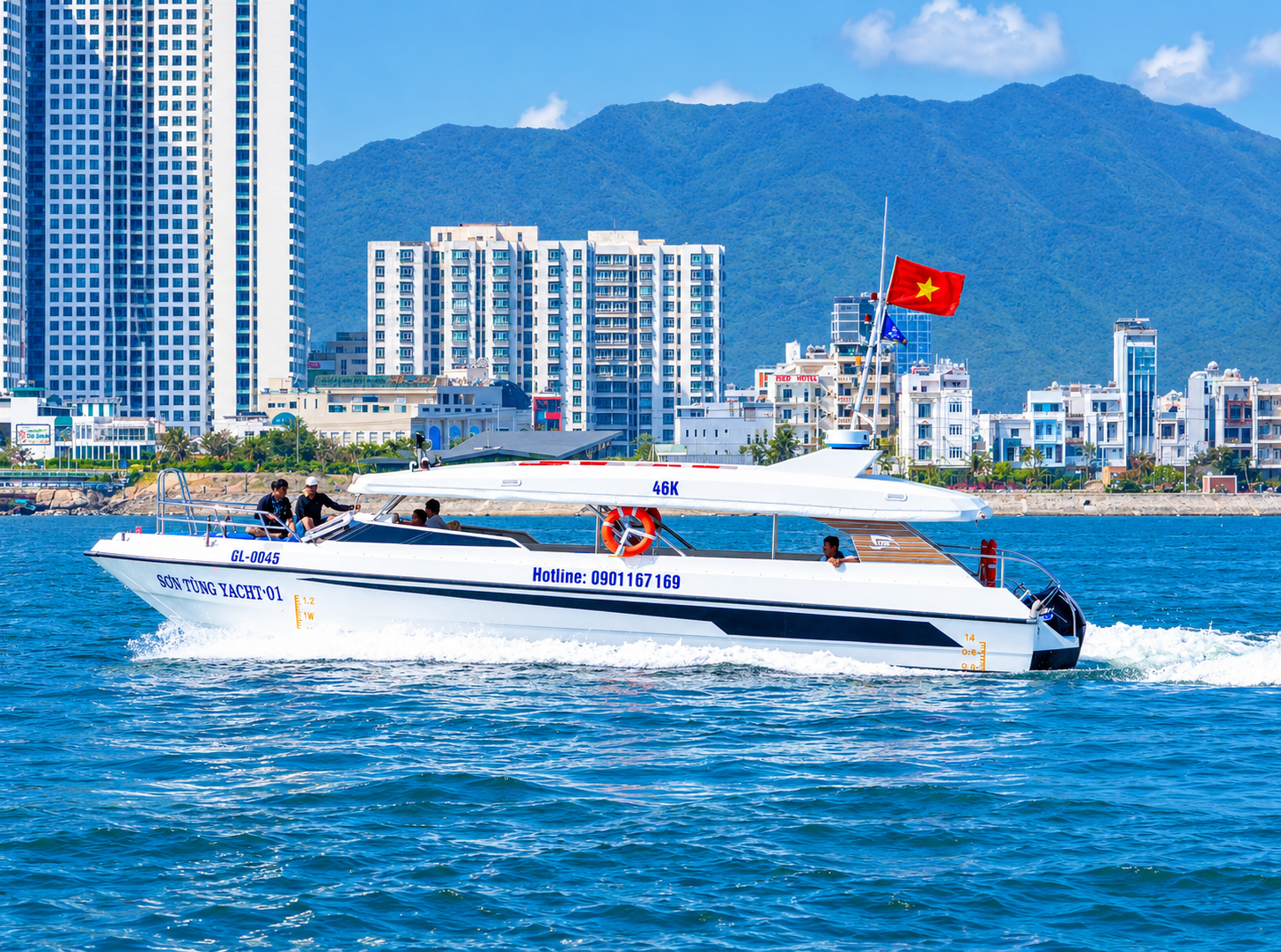 Sơn Tùng Yacht 01